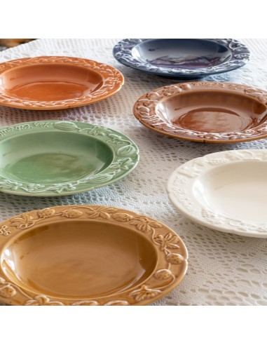 6 assiettes en barbotine multicolores A. Plavay ou a consommer sur place