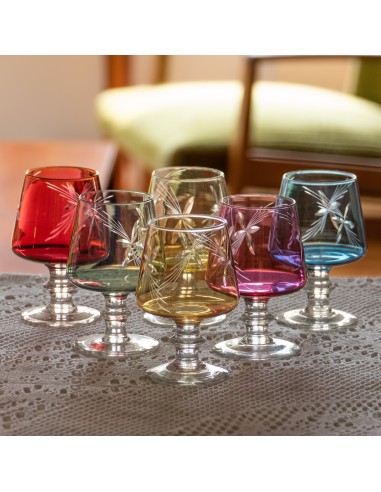 6 verres anciens en cristal coloré rembourrage situé sous