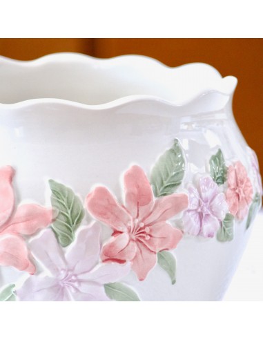 Grand cache pot relief fleuri et noeud rose chez Cornerstreet bien 